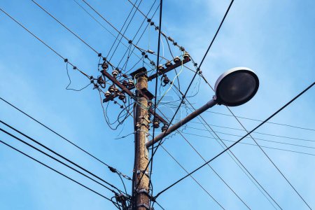 Foto de Luz de calle con poste de electricidad y cables eléctricos desordenados, vista de ángulo bajo - Imagen libre de derechos