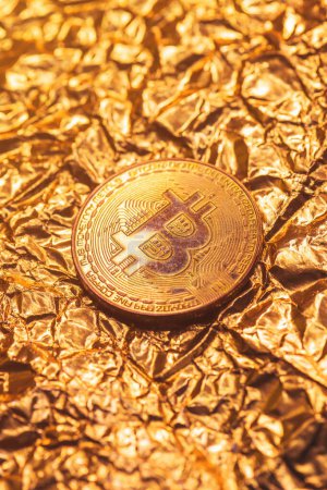 Téléchargez les photos : Bitcoin sur papier d'emballage doré froissé, mise au point sélective - en image libre de droit