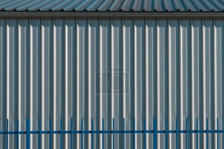 Foto de Almacén industrial corrugado pared metálica como fondo abstracto y espacio de copia - Imagen libre de derechos