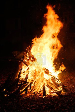 Foto de Hoguera ardiendo por la noche, llamas de fuego naranja brillante, enfoque selectivo - Imagen libre de derechos