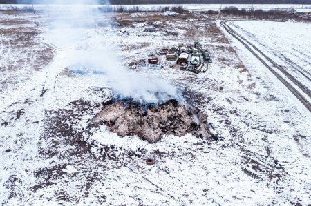 Foto de Pila de estiércol en llamas en la granja, contaminación del aire y contaminación, disparo aéreo desde el punto de vista del dron, vista de ángulo alto - Imagen libre de derechos
