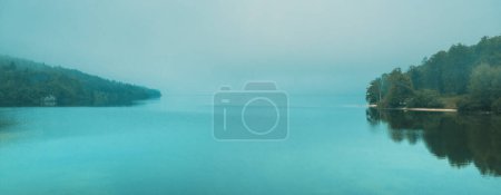 Téléchargez les photos : Matin brumeux et surface de l'eau tranquille du lac Bohinj en Slovénie, beau paysage pittoresque tranquille, foyer sélectif - en image libre de droit