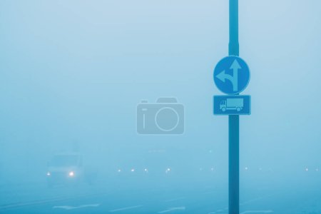 Téléchargez les photos : Panneau de signalisation directionnel pour camions dans le brouillard, mise au point sélective - en image libre de droit