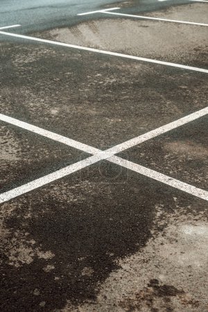 Téléchargez les photos : Lignes de marquage de stationnement comme fond géométrique minimal et motif abstrait - en image libre de droit
