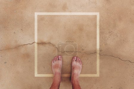 Foto de Hombre descalzo de pie sobre superficie de hormigón húmedo con marco cuadrado como espacio de copia, vista superior pov imagen - Imagen libre de derechos