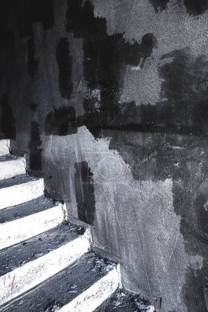 Téléchargez les photos : Escaliers en béton non finis dans un bâtiment comme arrière-plan grunge - en image libre de droit