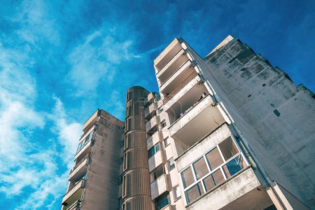 Téléchargez les photos : Bâtiment résidentiel de gratte-ciel des années 1980 comme bel exemple de style architectural brutaliste, vue à angle bas - en image libre de droit