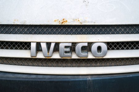 Téléchargez les photos : Novi Sad, Serbie - 7 février 2023 : Le logo du camion Iveco sur un vieux véhicule endommagé - en image libre de droit