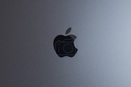 Téléchargez les photos : Novi Sad, Serbie - 3 février 2024 : Apple Macbook Pro M2 logo argenté, vue du dessus - en image libre de droit