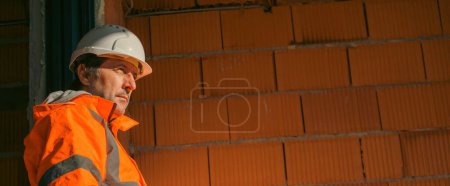 Foto de Retrato del ingeniero de construcción y contratista de edificios en el sitio, enfoque selectivo - Imagen libre de derechos