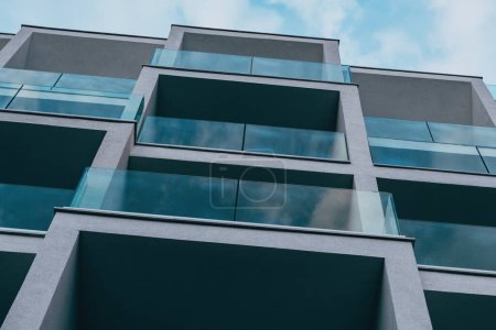 Téléchargez les photos : Immeuble en copropriété en multipropriété moderne avec appartements de luxe, vue à faible angle, mise au point sélective - en image libre de droit