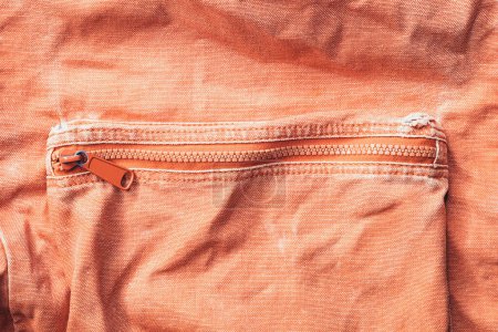 Téléchargez les photos : Ancienne poche de sac à dos avec fermeture à glissière vers comme fond - en image libre de droit