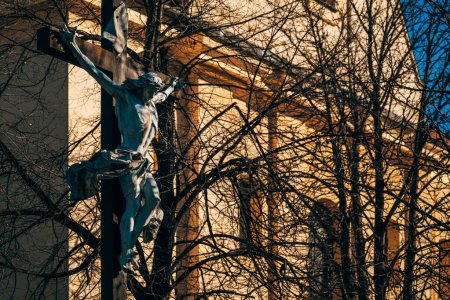 Foto de Jesucristo Crucifijo en frente del edificio de la iglesia católica, enfoque selectivo - Imagen libre de derechos