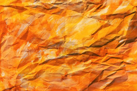 Téléchargez les photos : Texture de papier froissé peint avec aquarelle jaune et orange peinture à l'eau, vue du dessus - en image libre de droit