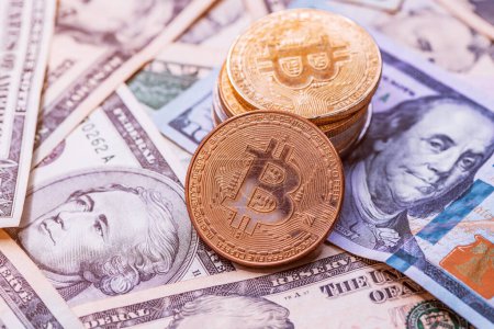 Téléchargez les photos : Empilement de pièces Bitcoin sur les billets en dollars américains, mise au point sélective - en image libre de droit