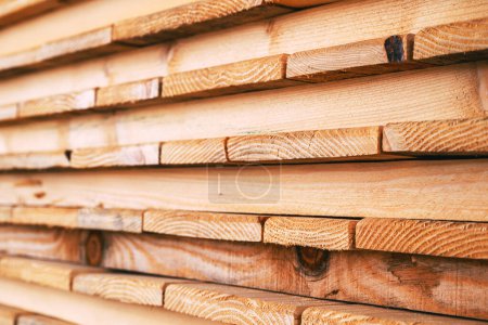 Stapeln von unbehandelten Holzbohlen Holzbretter als Baumaterial, selektiver Fokus