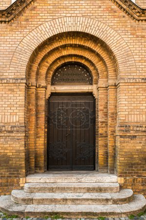 Téléchargez les photos : Synagogue Novi Sad, monument culturel d'une importance et d'un patrimoine exceptionnels de la Serbie. Construit par la communauté juive entre 1905 et 1909. - en image libre de droit