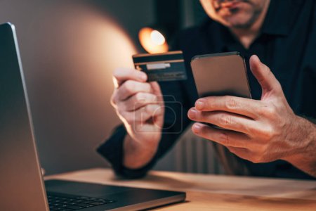 Elektronisches Bankkonzept, E-Banking mit Kreditkarte, Handy und Laptop, selektiver Fokus