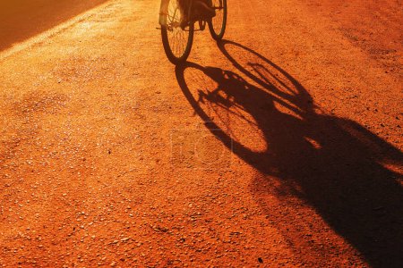 Foto de Sombra de una bicicleta en carril de hormigón al atardecer, enfoque selectivo - Imagen libre de derechos