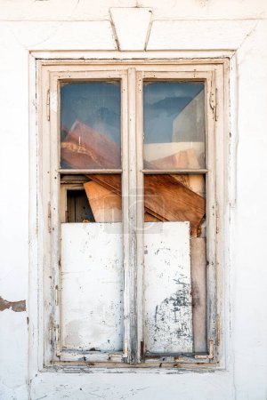 Téléchargez les photos : Vieille fenêtre fermée en bois avec verre cassé, image verticale - en image libre de droit