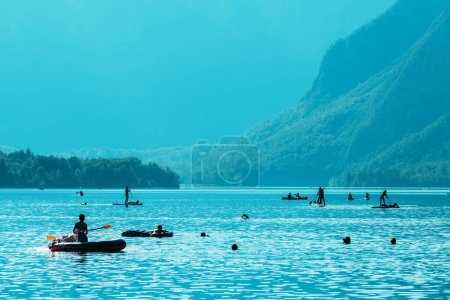 Foto de Personas que disfrutan de actividades acuáticas en el lago Bohinj en Eslovenia, deportes al aire libre de temporada de verano, enfoque selectivo - Imagen libre de derechos