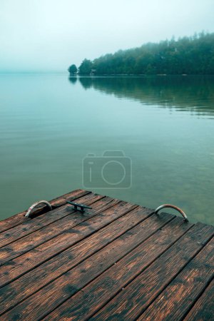 Téléchargez les photos : Ancrage de jetée en bois au lac Bohinj en Slovénie, mise au point sélective - en image libre de droit