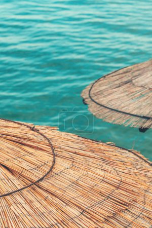 Foto de Sombrillas de caña junto al mar, enfoque selectivo - Imagen libre de derechos