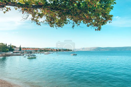 Foto de Hermosa vista de verano por la mañana de Selce, pintoresco pueblo en la bahía de Kvarner en la costa del mar Adriático, enfoque selectivo - Imagen libre de derechos