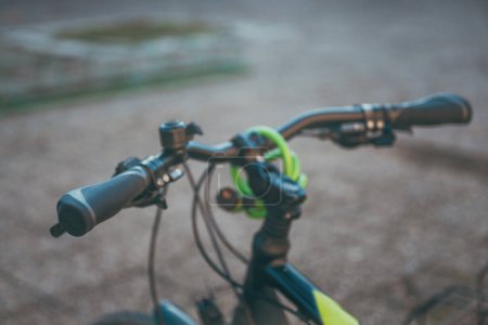 Foto de Manillar de bicicleta, primer plano de la bicicleta en la calle, enfoque selectivo - Imagen libre de derechos