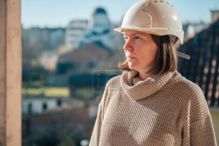Téléchargez les photos : Portrait de femme architecte sur chantier pendant la procédure d'inspection, mise au point sélective - en image libre de droit