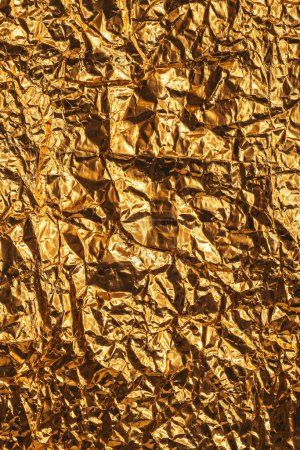 Foto de Textura de papel de aluminio de color oro arrugado como fondo, vista superior - Imagen libre de derechos