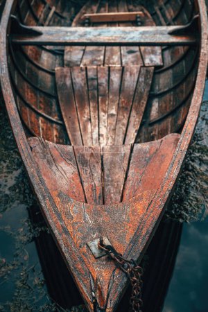 Téléchargez les photos : Dériveurs en bois sur le lac Bohinj en Slovénie, focus sélectif - en image libre de droit