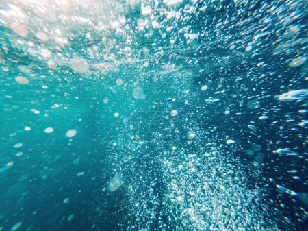 Foto de Burbujas de aire subacuáticas en agua limpia del océano azul como fondo natural, vista de ángulo bajo - Imagen libre de derechos
