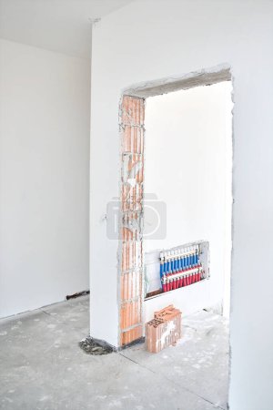 Foto de Apartamento sitio de construcción, puerta y calefacción por suelo radiante centro de cableado, enfoque selectivo - Imagen libre de derechos