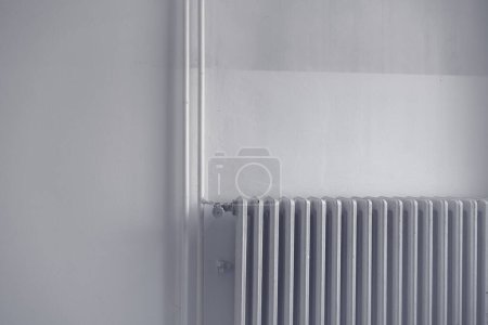 Foto de Radiador de calefacción blanco antiguo contra pared blanca como espacio de copia - Imagen libre de derechos