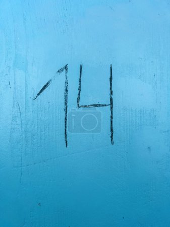 Téléchargez les photos : Maison numéro 14 écrite sur porte bleue en bois, image verticale - en image libre de droit