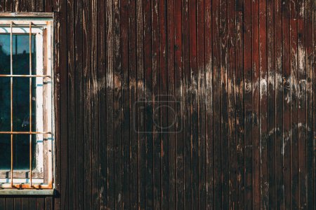 Foto de Antigua pared de madera de una casa en ruinas como fondo y espacio de copia - Imagen libre de derechos