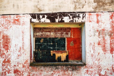 Téléchargez les photos : Vieille fenêtre d'une maison en ruine avec mur endommagé comme espace de copie - en image libre de droit