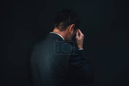 Téléchargez les photos : Vue arrière du triste homme d'affaires déprimé par derrière - en image libre de droit