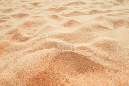 Téléchargez les photos : Plage de sable fond, gros plan, Vue à angle bas de la surface sablonneuse brune dans une station tropicale. Vacances et vacances d'été concept. Concentration sélective. - en image libre de droit