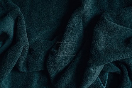 Téléchargez les photos : Texture d'une serviette de bain en coton gris, vue sur le dessus - en image libre de droit