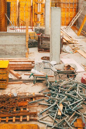 Téléchargez les photos : Outils et équipements de construction sur site, vue grand angle - en image libre de droit
