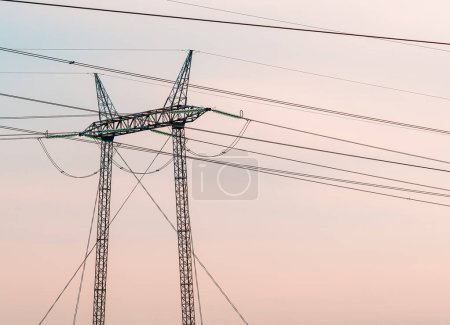 Foto de Torres de transmisión de pilón de electricidad y cables eléctricos, enfoque selectivo - Imagen libre de derechos