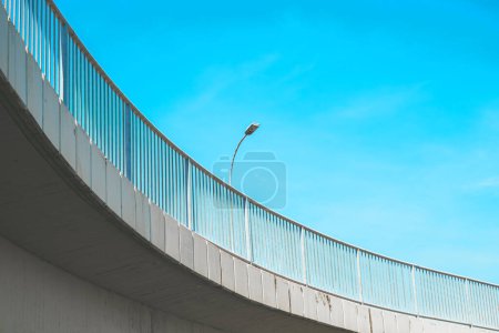 Téléchargez les photos : Passage supérieur de l'autoroute en béton pour les piétons dans la ville, accent sélectif - en image libre de droit