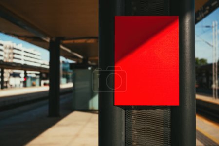 Téléchargez les photos : Panneau d'information rouge maquette sur la gare, focus sélectif - en image libre de droit