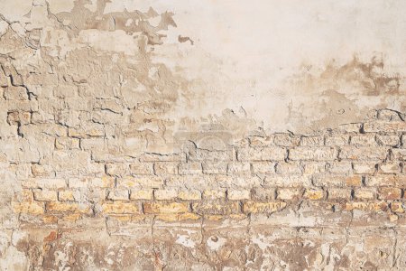 Foto de Fondo del antiguo muro de ladrillo, textura de una fachada desgastada hecha de ladrillos y mortero como elemento de diseño - Imagen libre de derechos