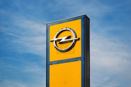 Téléchargez les photos : Novi Sad, Serbie - 23 avril 2024 : Logo du constructeur automobile Opel au salon du concessionnaire automobile. Opel est un constructeur automobile allemand. - en image libre de droit