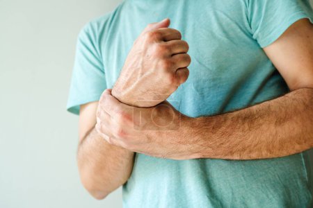 Schwere rheumatische Schmerzen am Handgelenk, Mann mit schmerzhafter Erkrankung, selektiver Fokus