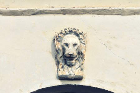 Foto de Lion head concrete mold cast ornament above the building entrance - Imagen libre de derechos