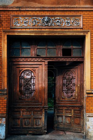 Foto de Puerta de madera marrón antigua en Petrovaradin, Serbia, Imagen vertical. - Imagen libre de derechos